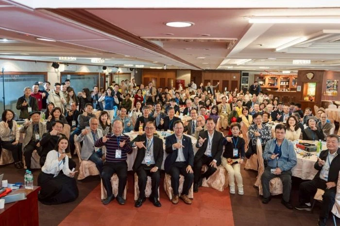 策馬奔騰 更上層樓